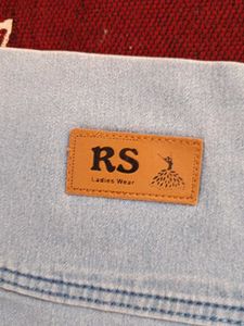 High-Waisted Light Wash Jeans ankle lenth