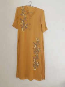 Hand Floral Embroidered Kurta pant set .