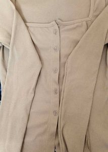 Body fit casual shirt type top.