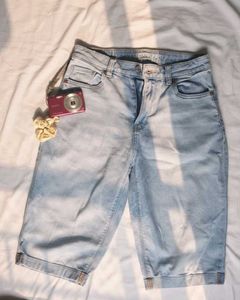 Light Wash Denim Capri/Jorts  Pants
