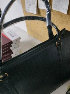 Chic Green Croc-Embossed Tote Bag