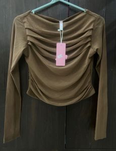 Brand new ruched mesh top 🤎
