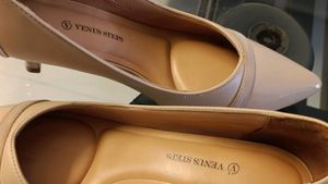 Venus Step Pointed Toe Kitten Heel Pump