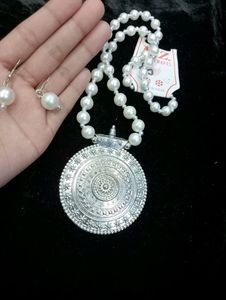 Beautiful white Pearl  necklace with pendant