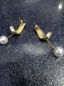 Unused Zirconia Metal Earrings With Pearl