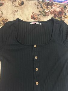 Set of 2 cropped Button tops