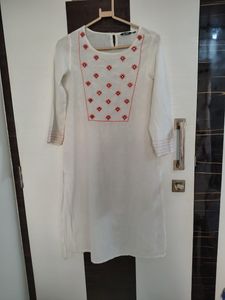 Elegant White Embroidered Kurta size s
