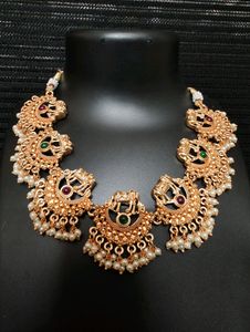 Matte gold finish necklace set