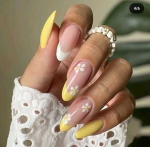 Daisy Dream Nails