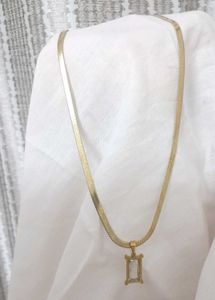 The soft focus snake chain