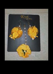 Jewellery For Haldi Set Of 2 Piece ( Maang Tika And Earrings) Colour Yellow