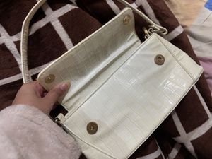 White shoulder bag &amp; lipstick free😍