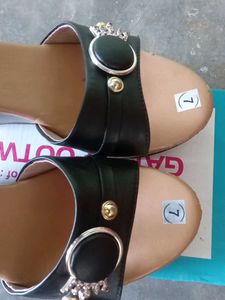 Girls&#39; Black &amp; Gold Accent Sandals