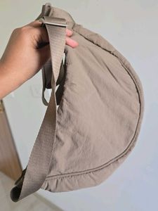 UNIQLO Spacious Sling Bag