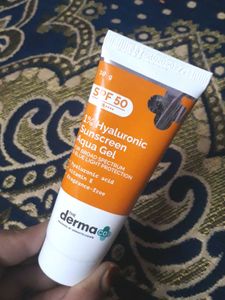 The Derma Co 1% Hyaluronic Sunscreen Aqua Gel SPF
