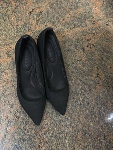 Chic Black Pointed kitten Heels