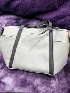 US BRAND - LIZ CLAIBORNE Slingbag
