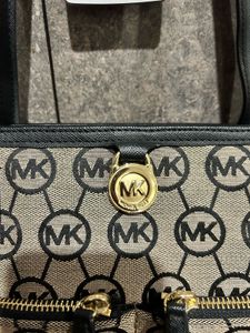 👜 Authentic Michael Kors Tote – new