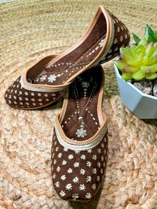 Embroidered Brown Juttis