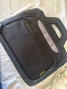 Targus Laptop Bag 7000 ka hai naya (office se mila