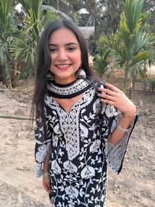 New Stunning Pakistani Embroidered Kurta Set!