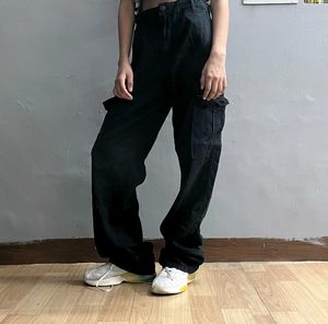 Black Cargo Pants. (Straight-Fit)