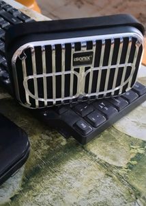 2 New Branded Stylish Speaker