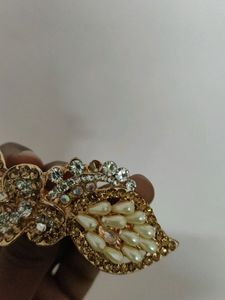 Hair Clip With Pearls And Stone