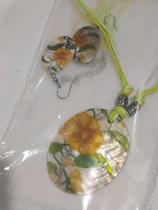 Glossy Floral Necklace With Pair Of Earrings 🍃🌼