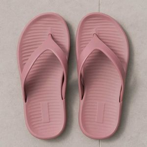 Light Purplish Pink Rubber Flip Flops - UK 6