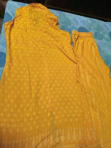 Beautiful Printed Yellow Sleeveless Suit In Xl Siz
