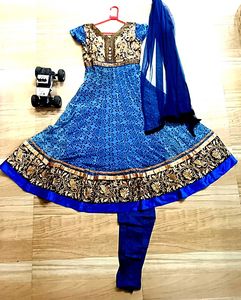 Blue floral design kurta with salvar chunni