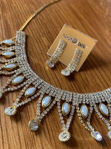 A Beautiful Diamond Necklace Set With Earring