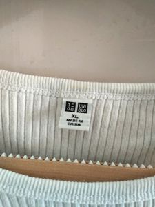 UNIQLO CROP TOP