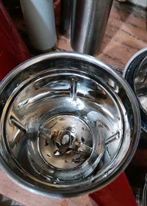 USHA Thunderbolt Mixer With 3mixers