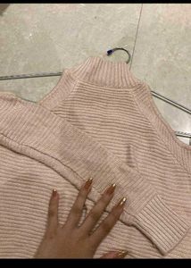 CUT SHOULDER TOP