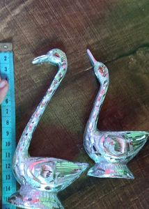 Swan Showpiece set in silver metal