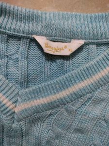 V neck blue sweater 💙