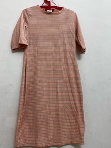casual, short-sleeved, knee-length dress