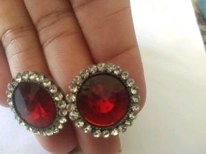 2 Pairs Of Earings