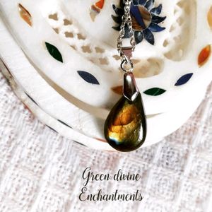 LABRADORITE tiny drop pendant 😍