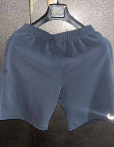 Nike unisex shorts ( size L )