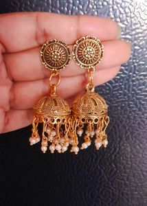White Pearl Neckpiece,  Earrings And Bangle Set.