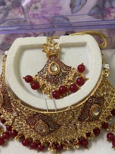 Elegant Pearl Set With Detailed Design