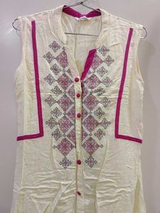 Karigari  Ethnic yellow Kurta Set with pink detail