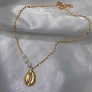Elegant  Shell Pearl Necklace