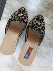 Saniya Embroidered Mules