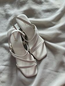 🌸 White Heels 🌸