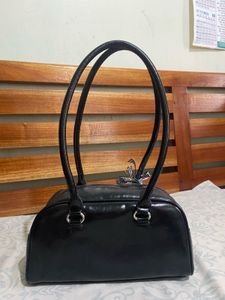 Black shoulder bag