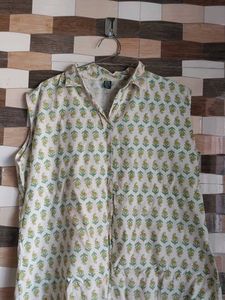 Patterned Sleeveless Collar Top